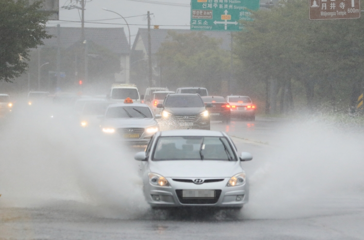 Typhoon Chanthu brings heavy rain on Jeju