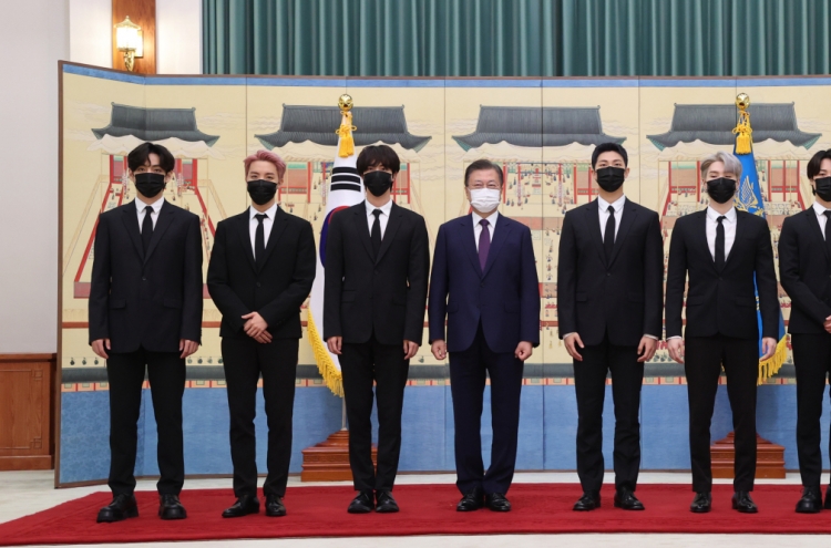[Photo News] President Moon Meets BTS
