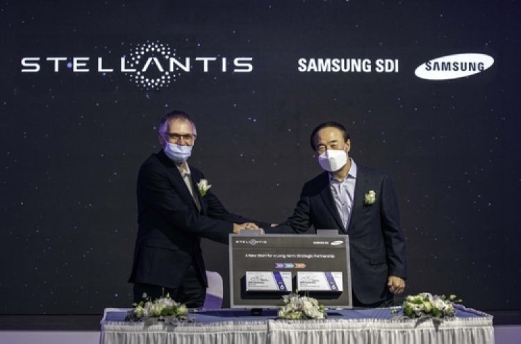 Chiefs of Samsung SDI, Stellantis meet in Hungary following US battery plant deal