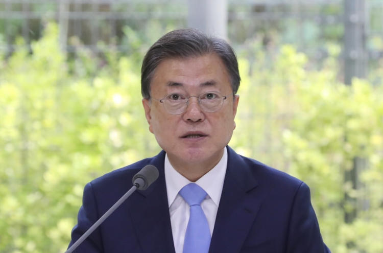 Moon's approval rating near record low; main opposition party's support hits new high