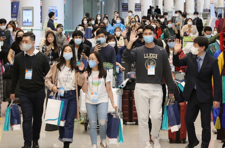 Tourists arrive in S. Korea from Singapore on 'travel bubble'