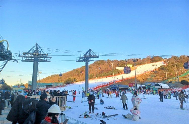 Ski resorts cautiously embrace winter atmosphere