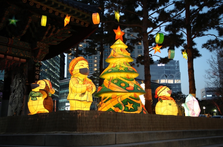 Jogyesa Buddhist temple lights up Christmas lanterns