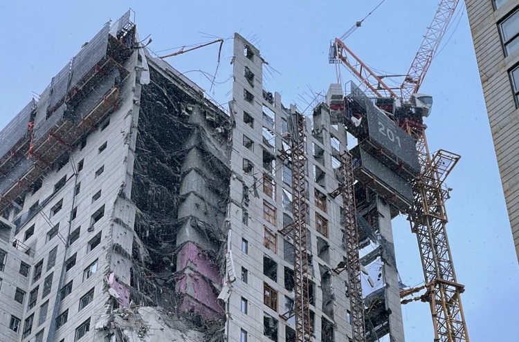 Facade of apartment building under construction collapses, injuring at least 1