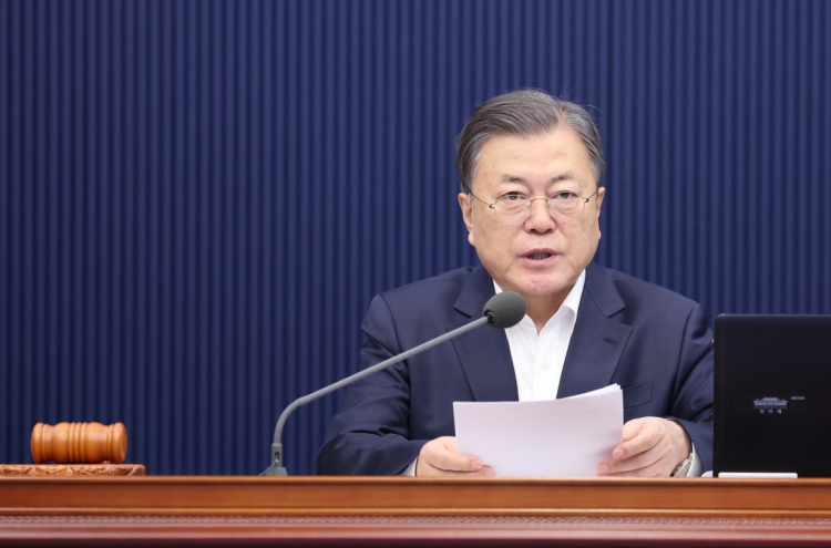 Moon reiterates call on Nat'l Assembly to swiftly pass extra budget bill