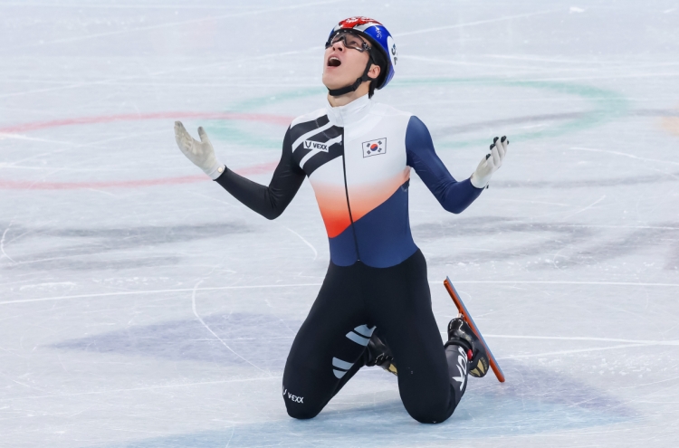 Moon congratulates Hwang for winning gold in men's 1,500m short track