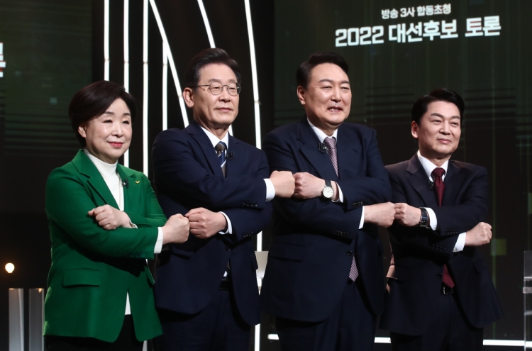 Lee, Yoon neck and neck at 43.7% vs. 42.2%: survey