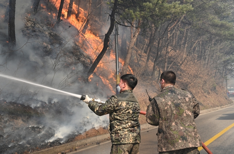 Military continues mobilizing troops, choppers to contain wildfires