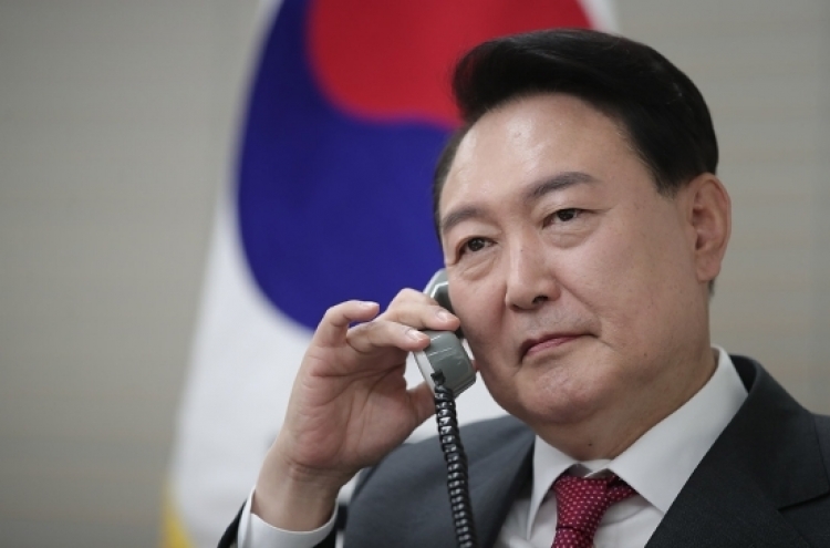 Yoon holds phone call with Ukraine president