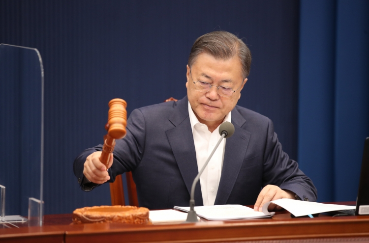 Moon thanks people, medical workers as S. Korea returns to normal life