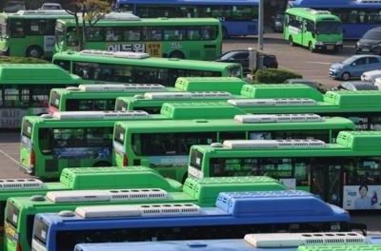 Unionized bus drivers in Seoul vote for strike over wages