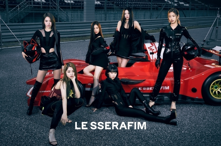 [Today’s K-pop] Le Sserafim’s debut album sells 270,000 copies in preorders