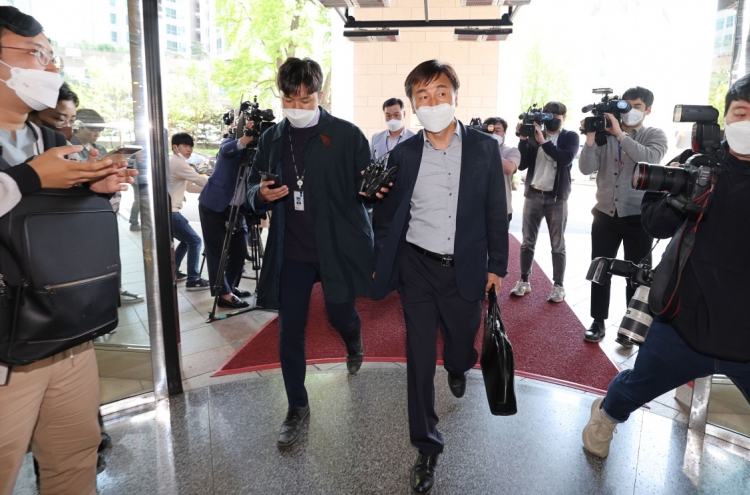 Police raid Woori Bank headquarters over embezzlement probe