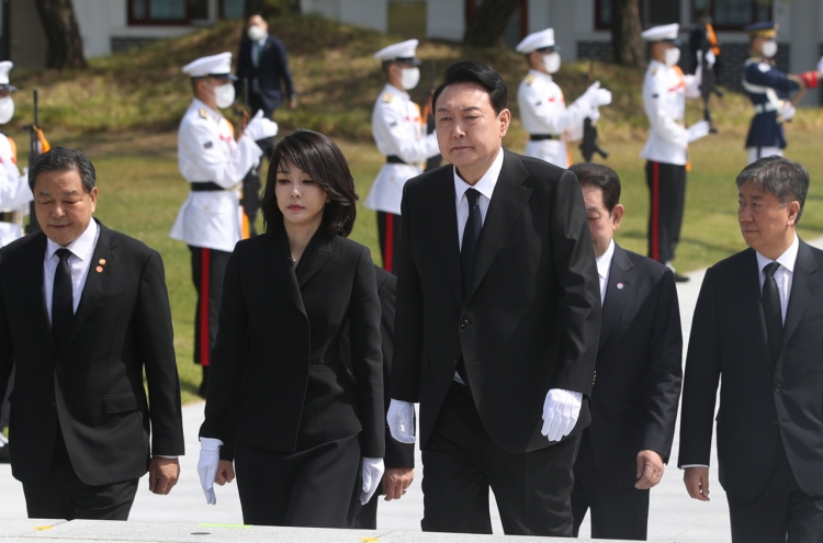 Yoon pays tribute at national cemetery ahead of inauguration ceremony