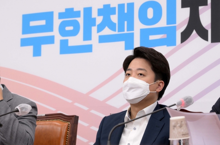 Lee Jun-seok at risk of penalty by ethics panel while his supporters grow vocal