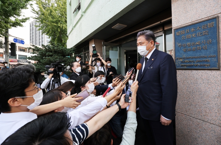 S. Korea's foreign minister pays respects to former Prime Minister Abe