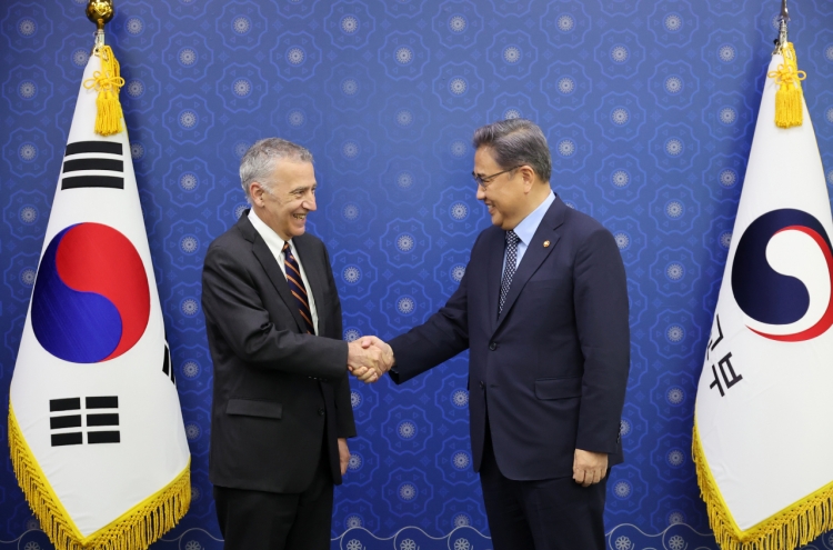 Foreign minister vows to strengthen alliance with new US ambassador to Korea