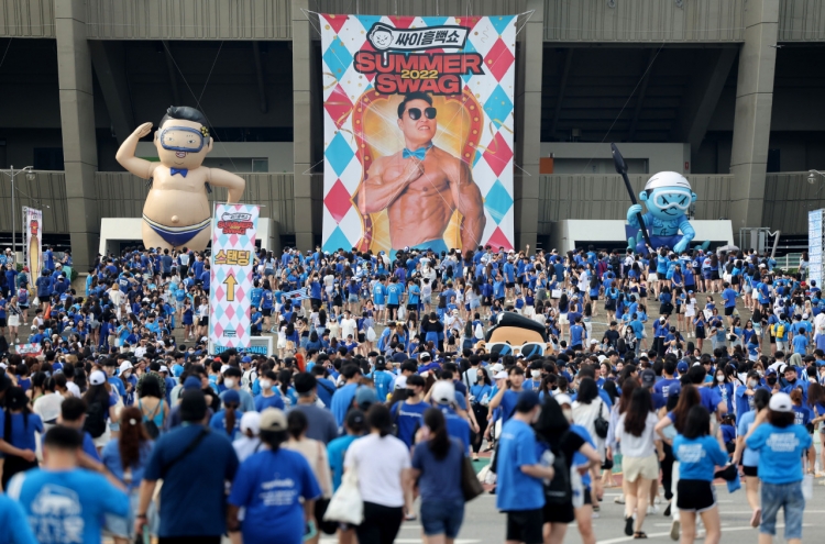 [Herald Review] 33,000 fans join Psy for summer night rave