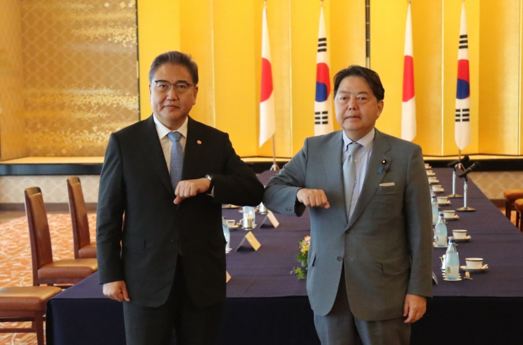 Top Korea, Japan diplomats discuss bilateral ties, NK issues