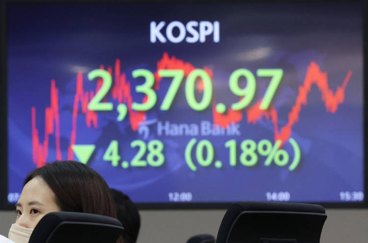 Seoul shares edge down amid recession woes