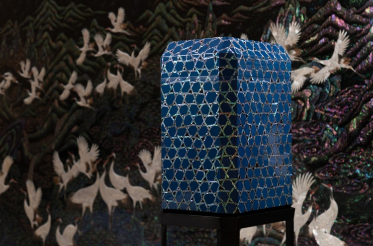 Lacquerware exhibition dazzles Paris