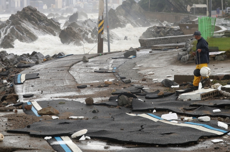 Typhoon Hinnamnor passes S. Korea, leaving around a dozen of casualties