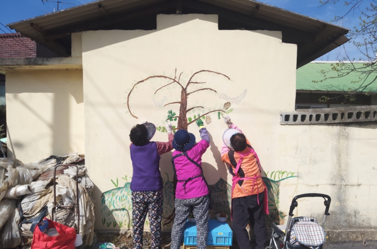 Sinpung grandmas say they are never too old for art