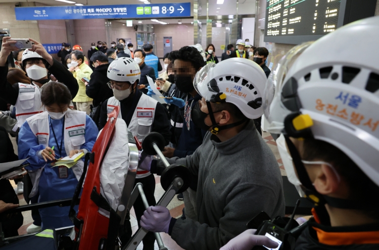 Train derails in central Seoul, injuring 30 passengers