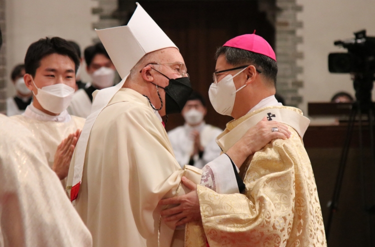 Archbishop Peter Chung Soon-taick recieves archiepiscopal pallium
