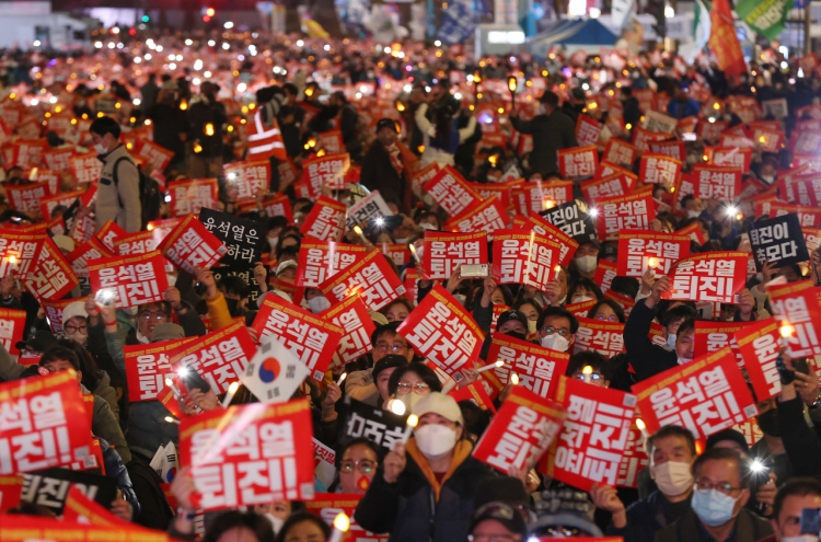 Opposition lawmakers join anti-government candlelight vigil