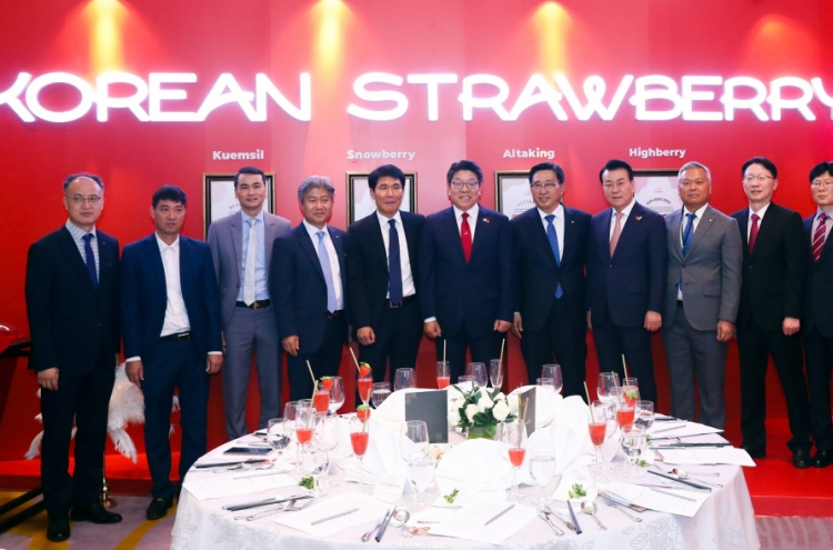 Korean strawberries showcased in Vietnam