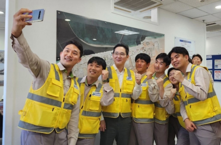 Chaebol leaders join Yoon's trip to UAE, WEF