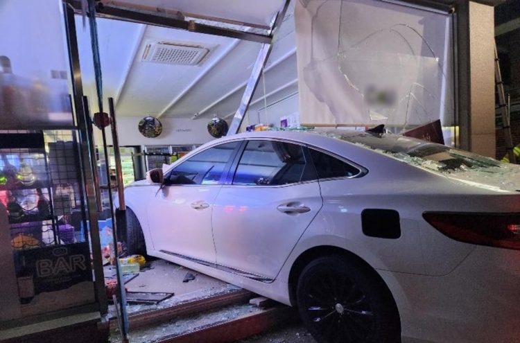 Man rams car into store after owner refuses to give plastic bag