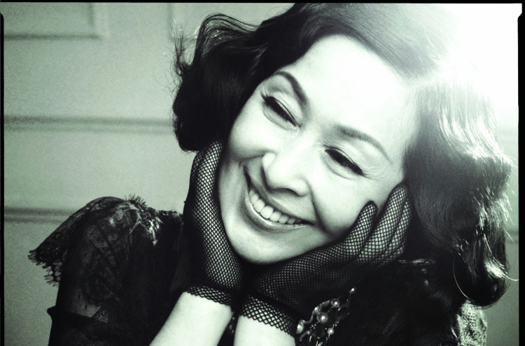Actor Kim Hye-ja's memoir explores 60-year career