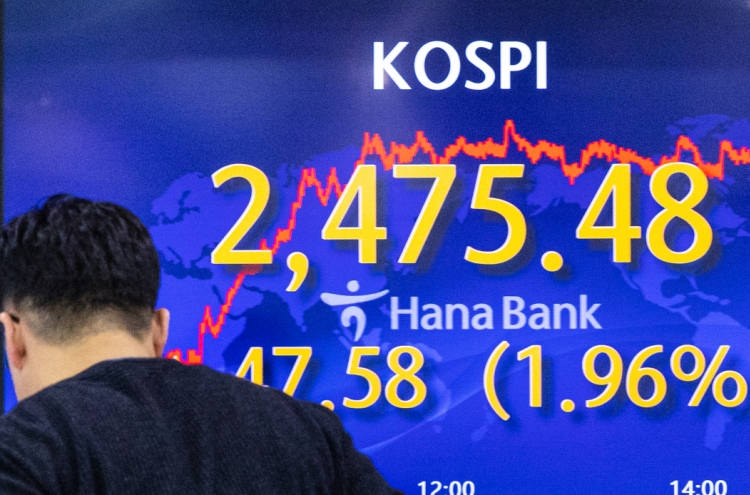 Seoul shares end higher on institutional buying amid rate woes