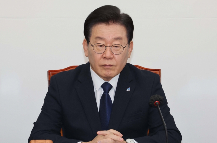 DP leader slams Yoon gov't as 'prosecution dictatorship' over arrest warrant