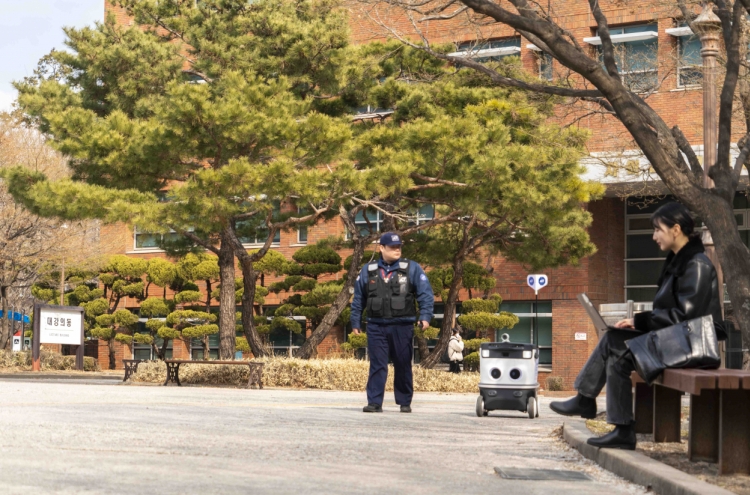 [Photo News] AI robots on patrol