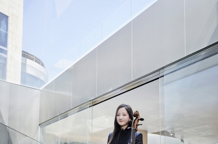 Cellist Choi Ha-young first winner of Fendi music award