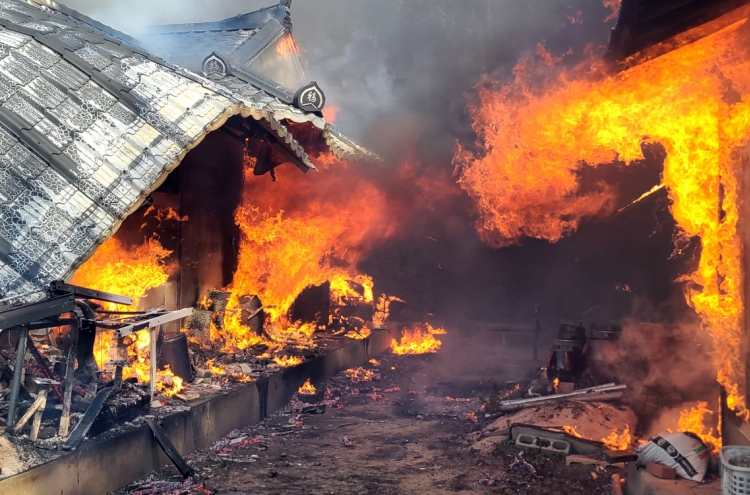 Strong winds hamper wildfire response in Gangneung