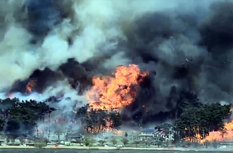 Hundreds flee Gangneung wildfire