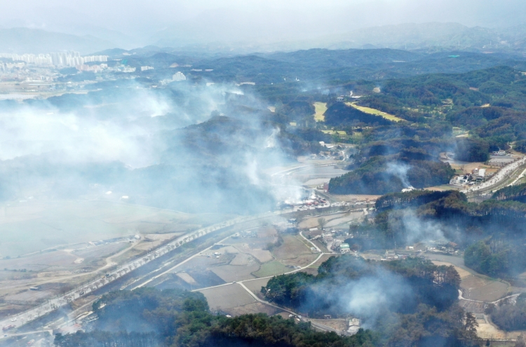 Yoon designates wildfire-hit Gangneung as special disaster zone