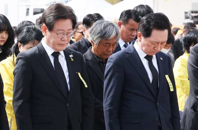 Parties mourn Sewol tragedy, nine years on