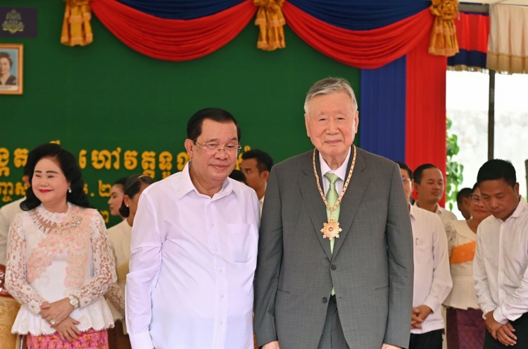Booyoung founder receives medal for contribution to growth in Cambodia