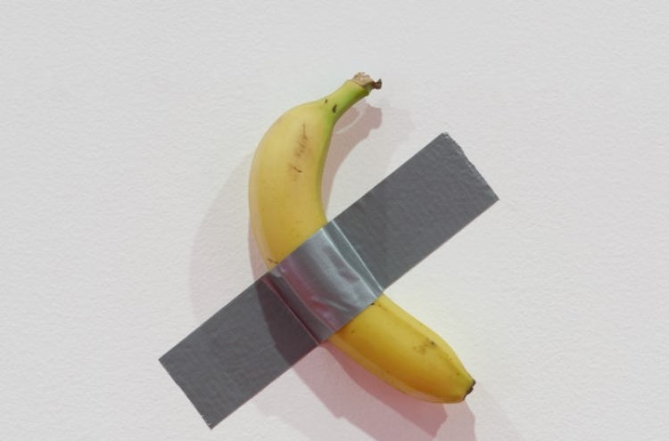 Art student eats Maurizio Cattelan's banana at Leeum