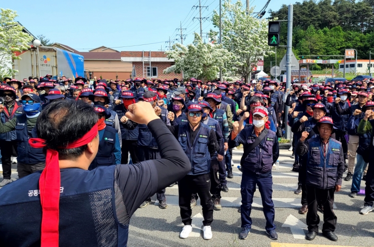 Union official attempts self-immolation ahead of detention hearing