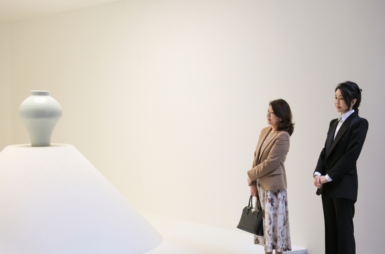 [Photo News] First ladies of S. Korea, Japan visit porcelain exhibition