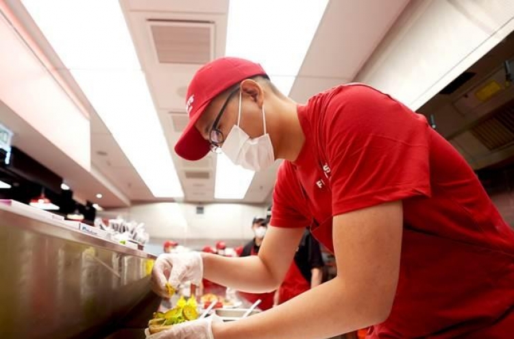 [Photo News] Burger-making Hanwha heir