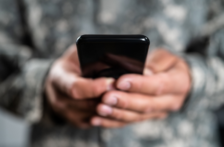 S. Korea eyes letting soldiers use phones during work hours
