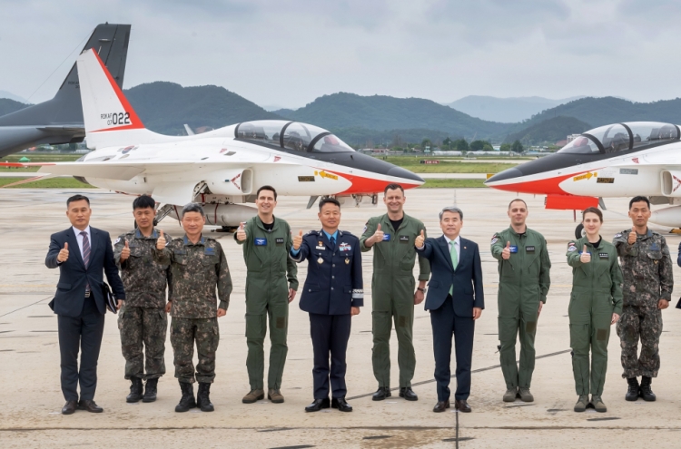 Defense chief meets Polish pilots at S. Korean Air Force unit