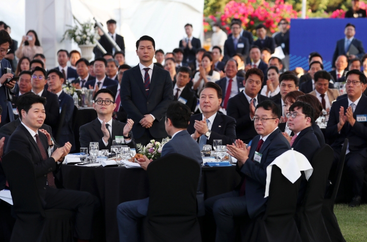 Yoon meets with businesspeople over 'chimaek'